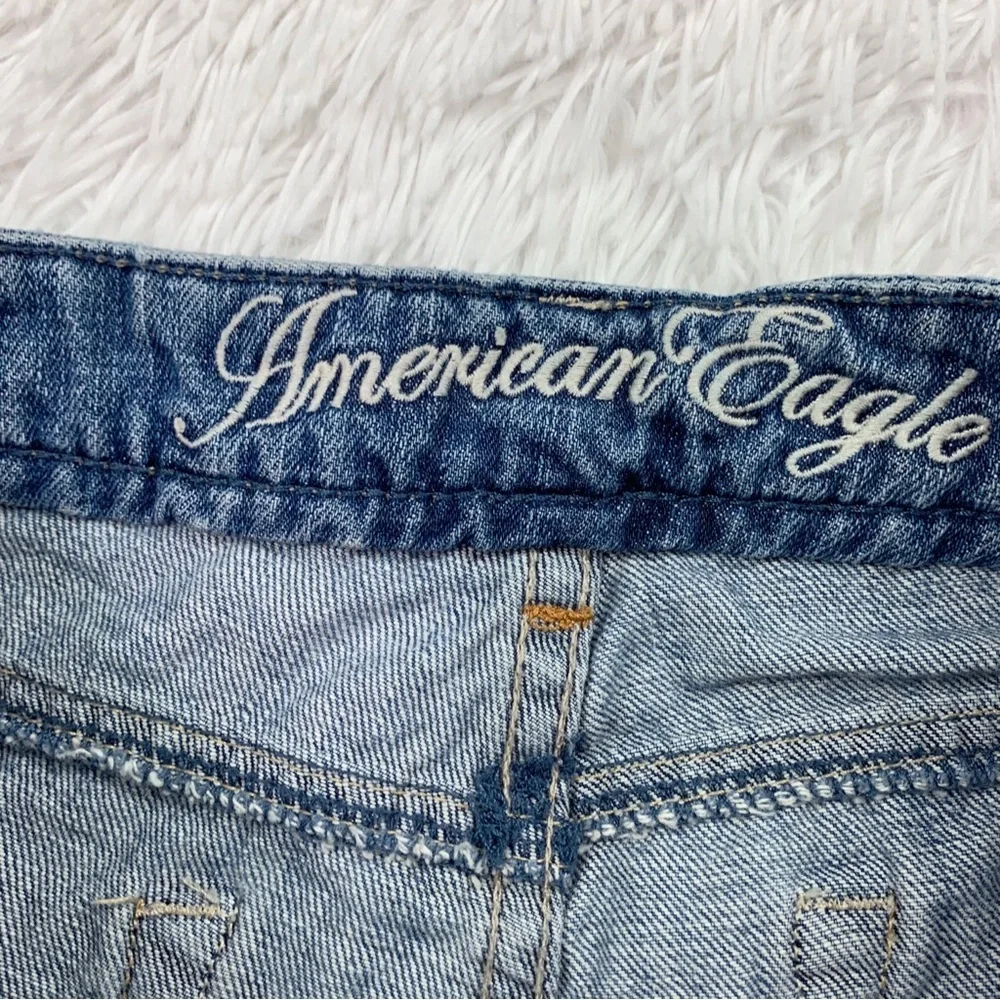 American Eagle women size 4 Short low rise original‎ 77 jeans in blue
